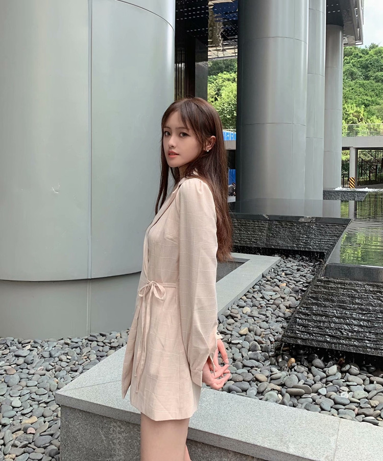 Rochie scurtă de damă, cu decolteu profund și cravate