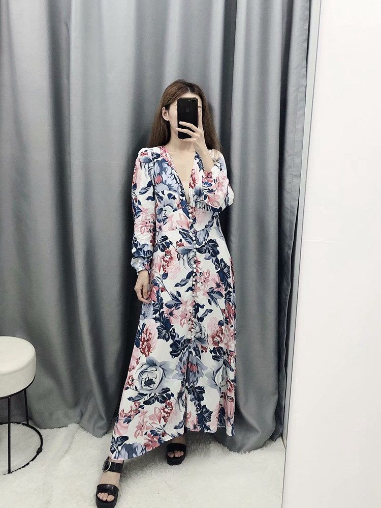 Rochie lungă cu decolteu adânc și nasturi