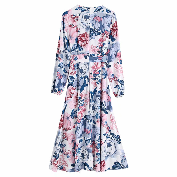 Rochie lungă cu decolteu adânc și nasturi