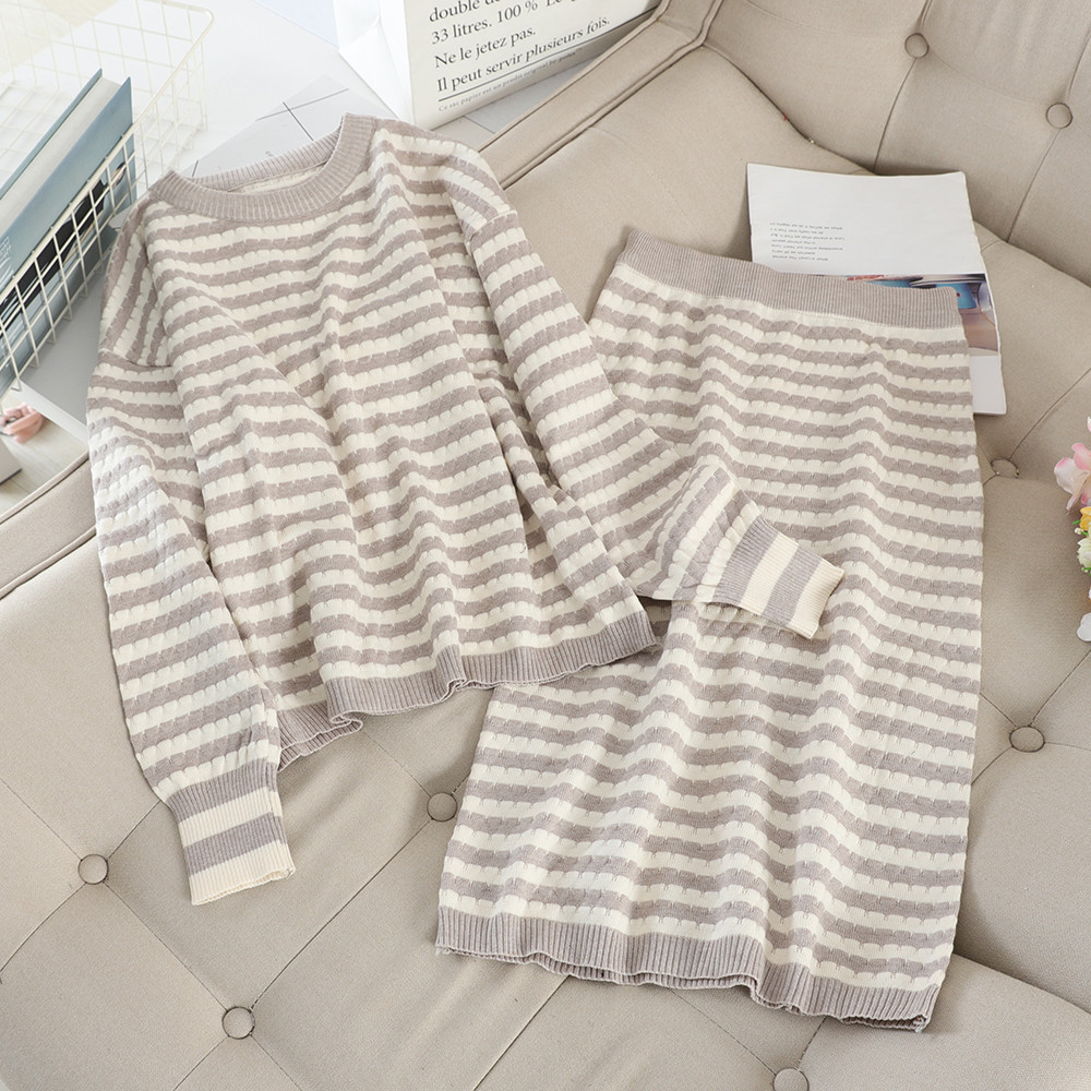 Csíkos női kétrészes szett fekete és bézs színben