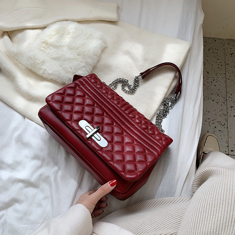 Modern női táska eko bőrből készült fém elemmel