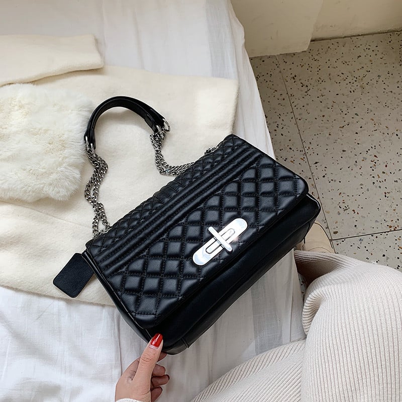 Modern női táska eko bőrből készült fém elemmel