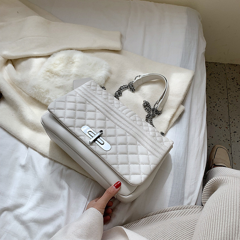 Modern női táska eko bőrből készült fém elemmel