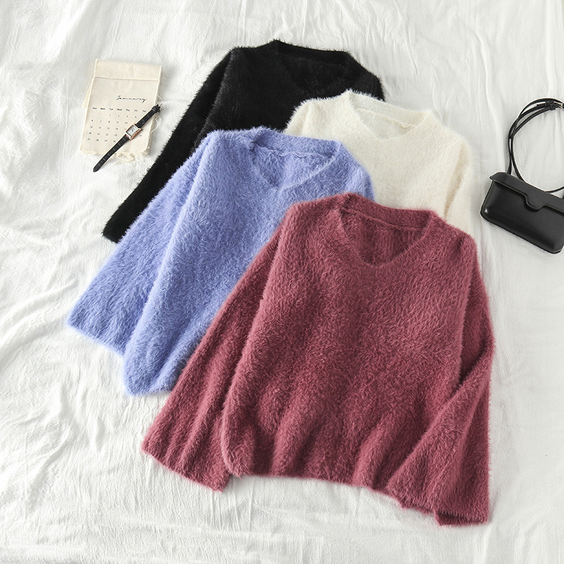 Дамски пухен пуловер с шпиц деколте в четири цвята