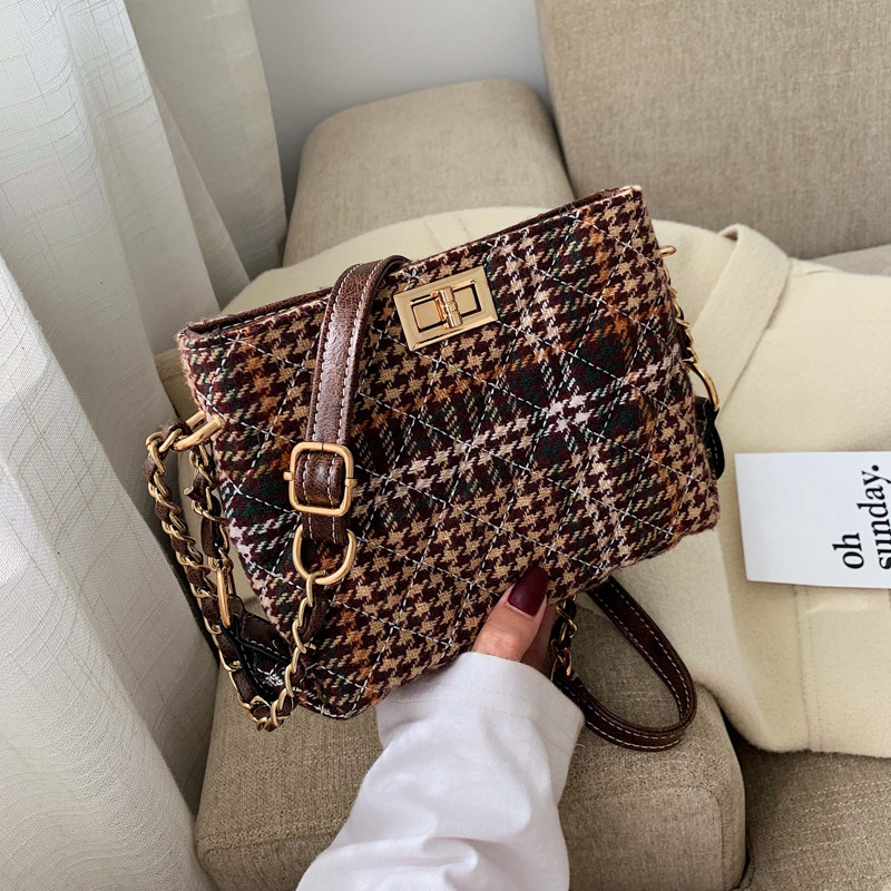 Μοντέρνα γυναικεία τσάντα με μεταλλική στερέωση σε τρία χρώματα