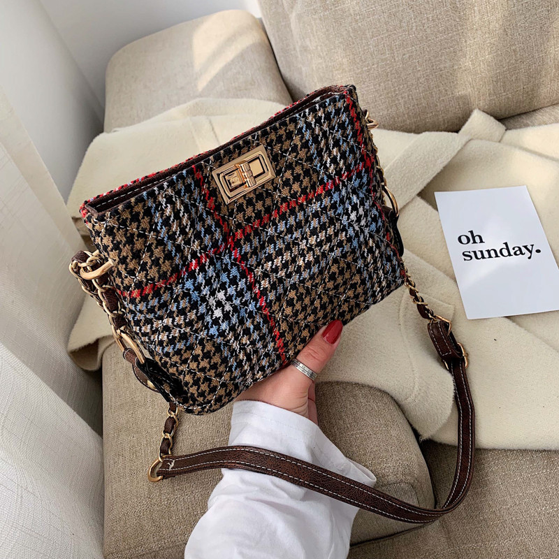 Μοντέρνα γυναικεία τσάντα με μεταλλική στερέωση σε τρία χρώματα