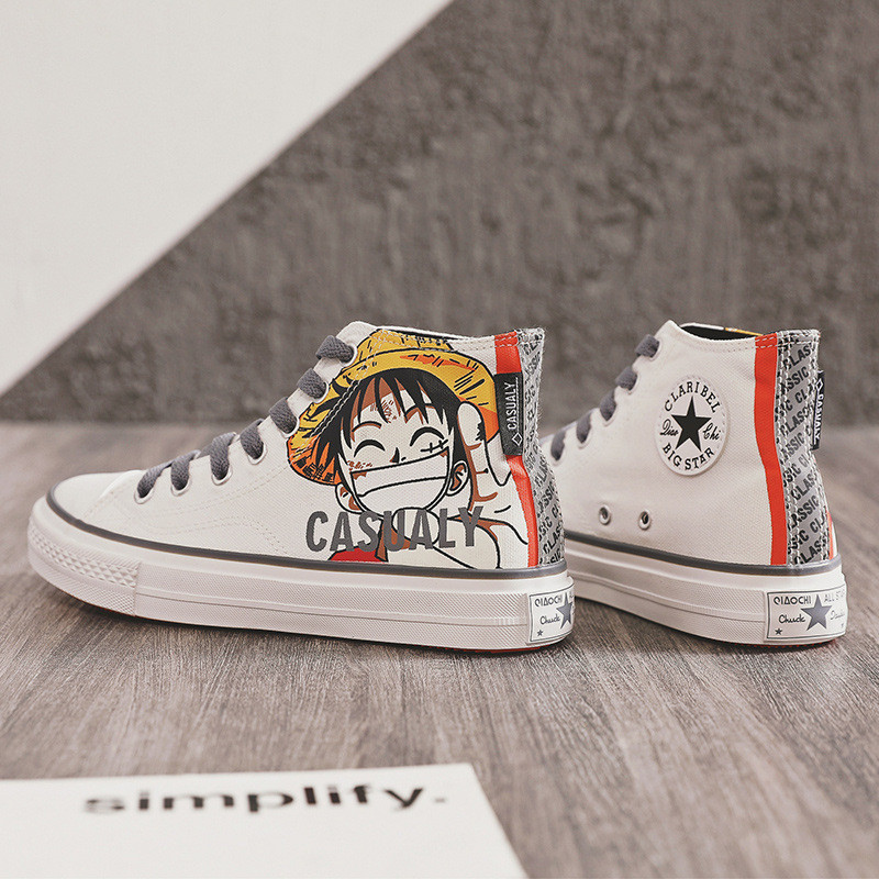 Καθημερινά γυναικεία αθλητικά παπούτσια με εφαρμογές και κορδόνια σε άσπρο και μαύρο χρώμα