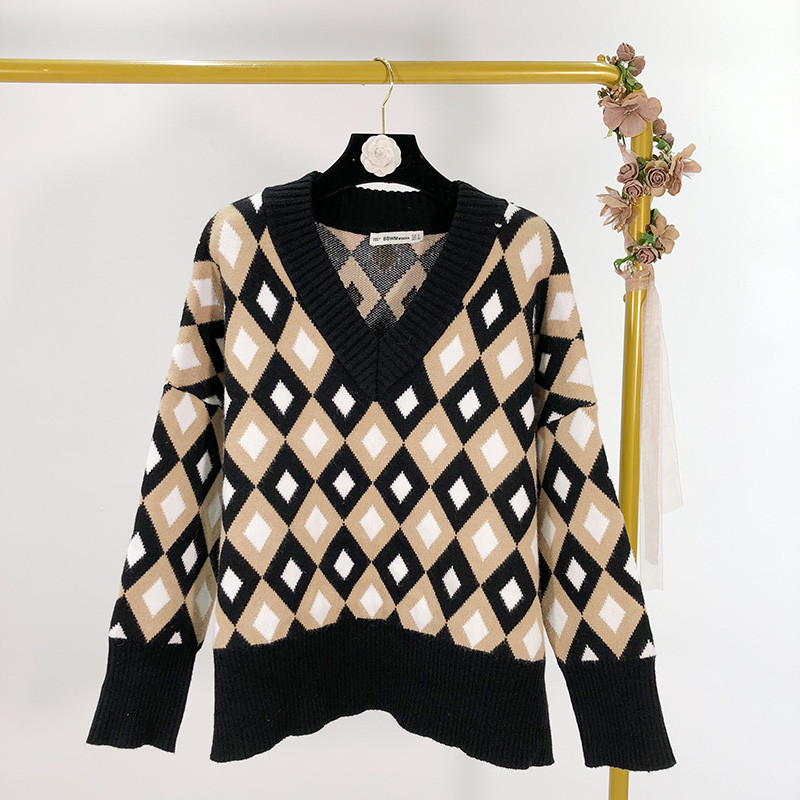 Női pulóver spitz nyakkivágással, mintás mintával