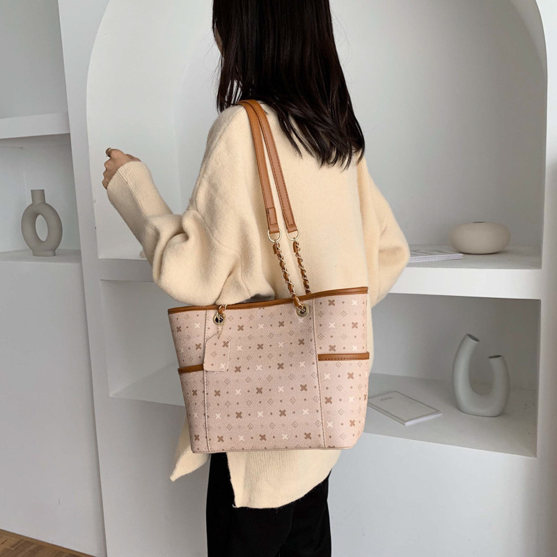 Γυναικέια τσάντα με μεταλλικό στοιχείο σε διάφορα χρώματα