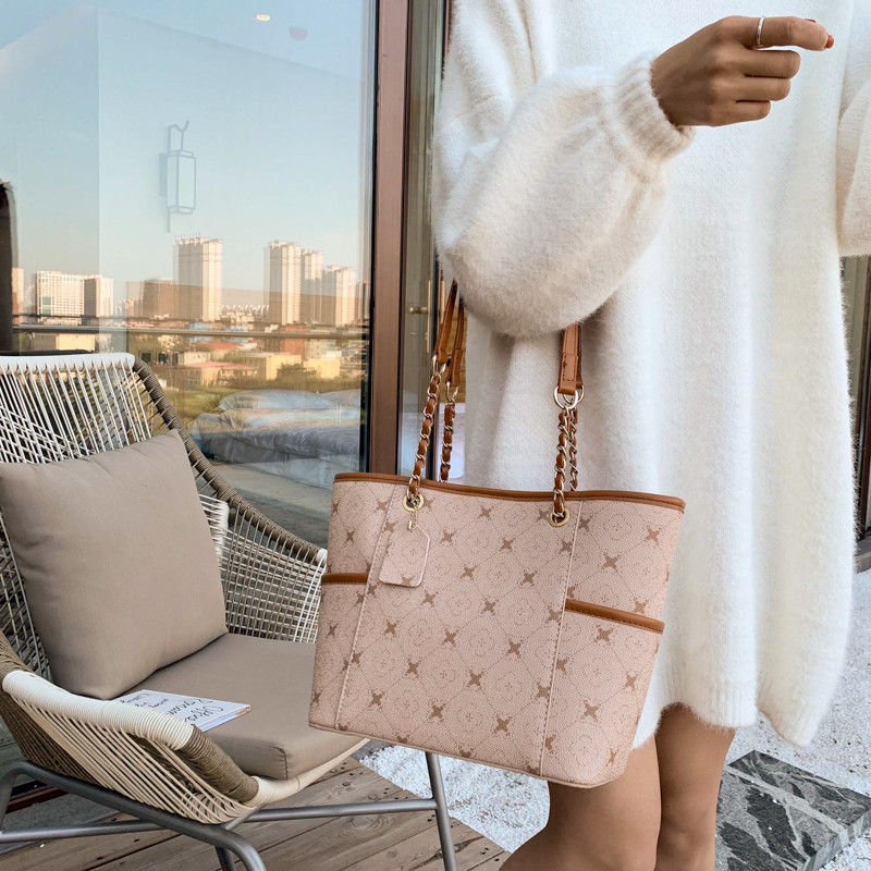 Γυναικέια τσάντα με μεταλλικό στοιχείο σε διάφορα χρώματα