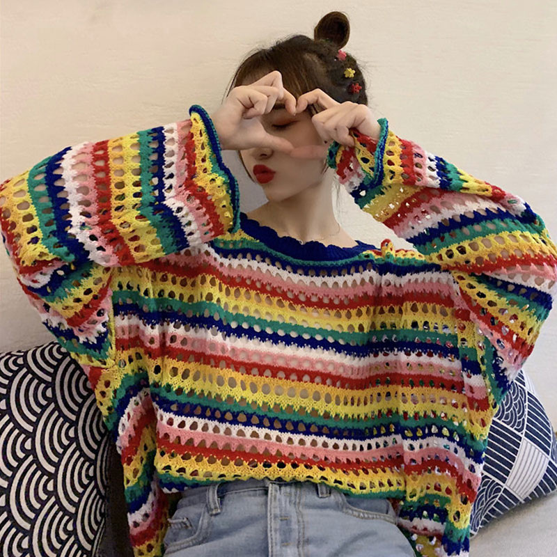 Дамски широк цветен пуловер с овално деколте