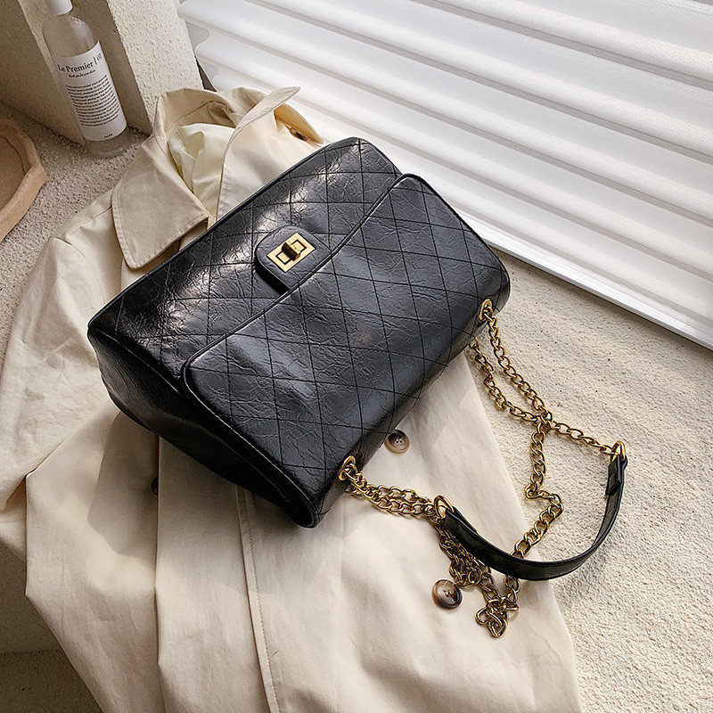 Δερμάτινη γυναικεία τσάντα με μεταλλική λαβή σε τρία χρώματα