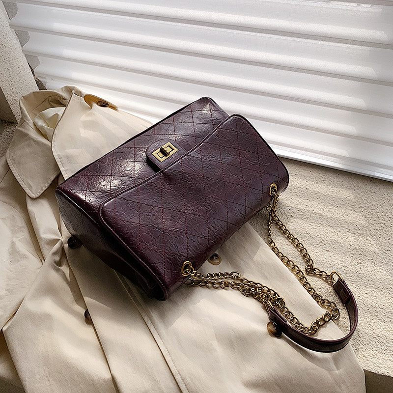 Δερμάτινη γυναικεία τσάντα με μεταλλική λαβή σε τρία χρώματα