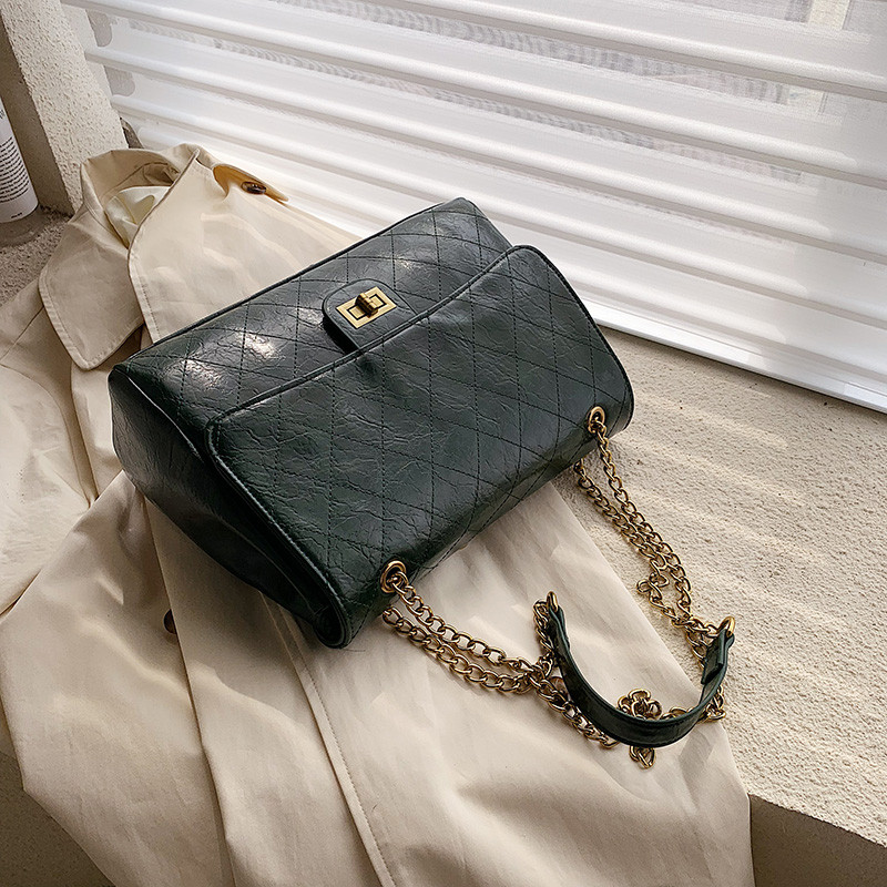 Δερμάτινη γυναικεία τσάντα με μεταλλική λαβή σε τρία χρώματα