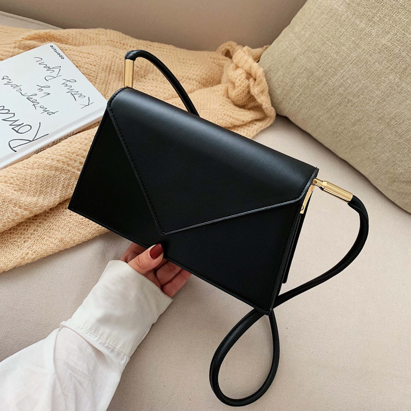 Μοντέρνα γυναικεία τσάντα με μεταλλική στερέωση