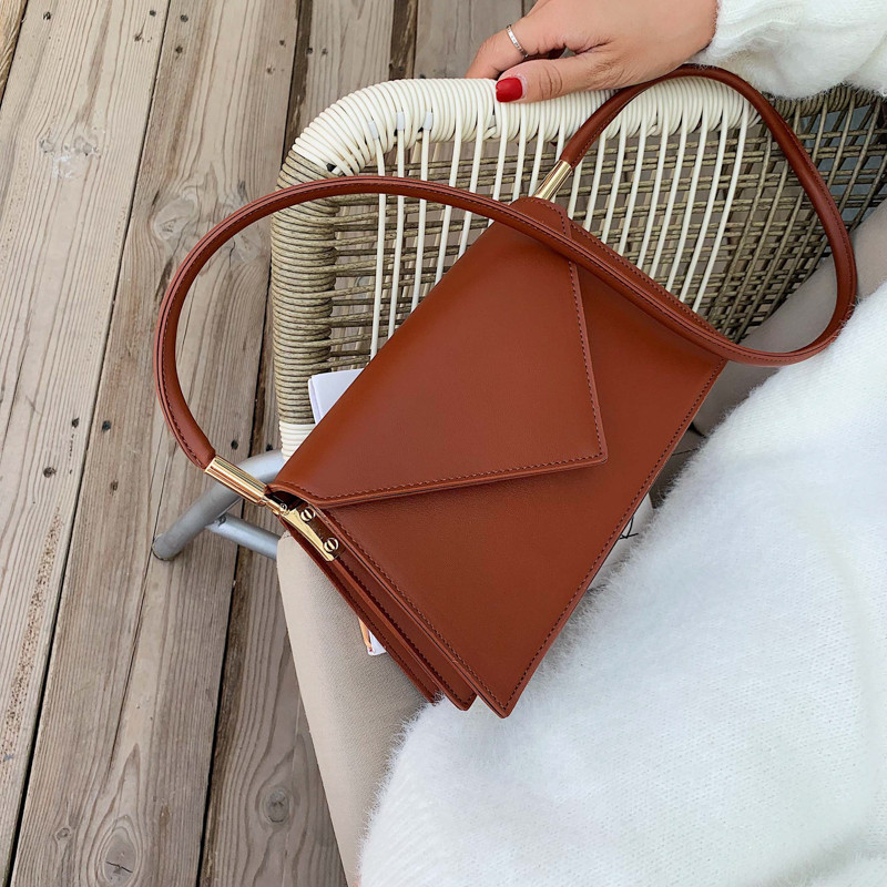 Μοντέρνα γυναικεία τσάντα με μεταλλική στερέωση