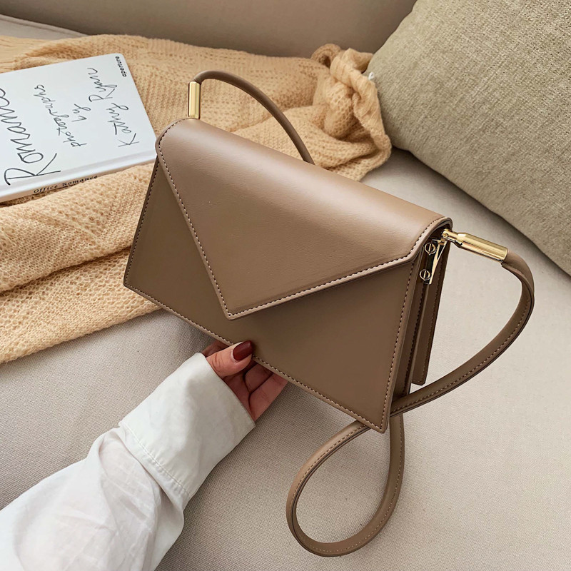 Μοντέρνα γυναικεία τσάντα με μεταλλική στερέωση