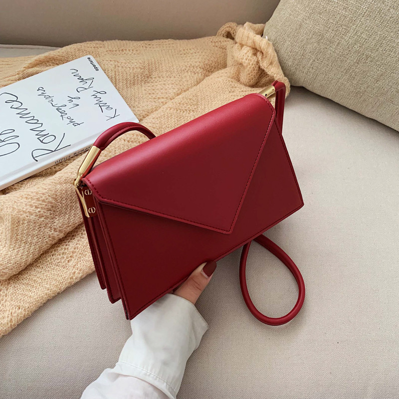 Μοντέρνα γυναικεία τσάντα με μεταλλική στερέωση