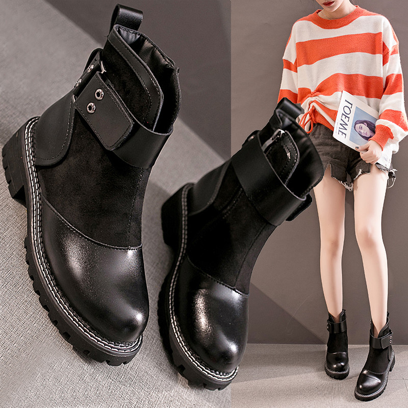 Γκαθημερινές γυναικείες μπότες  με μεταλλικό στοιχείο σε μαύρο χρώμα