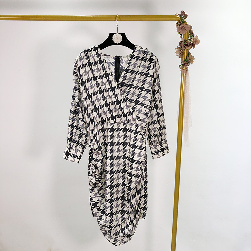 Rochie scurtă în carouri cu decolteu adânc și mâneci 7/8