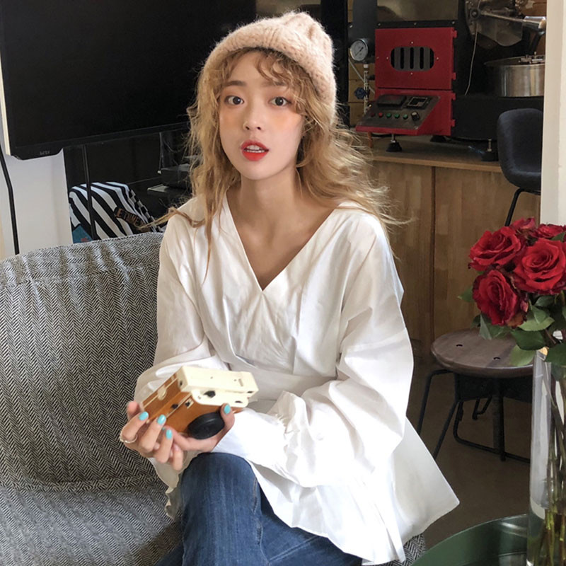 Cămașă modernă de damă cu decolteu spitz în alb