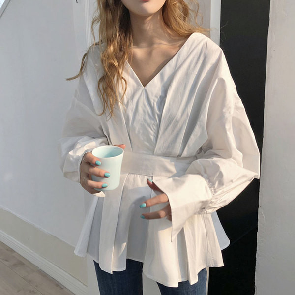 Модерна дамска риза с шпиц деколте в бял цвят