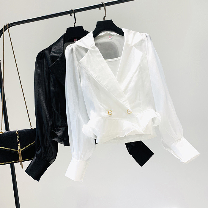 Нов модел актуална дамска риза с шпиц деколте в бял и черен цвят