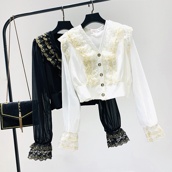 Актуална дамска риза с шпиц деколте и дантела - къс модел в бял и черен цвят