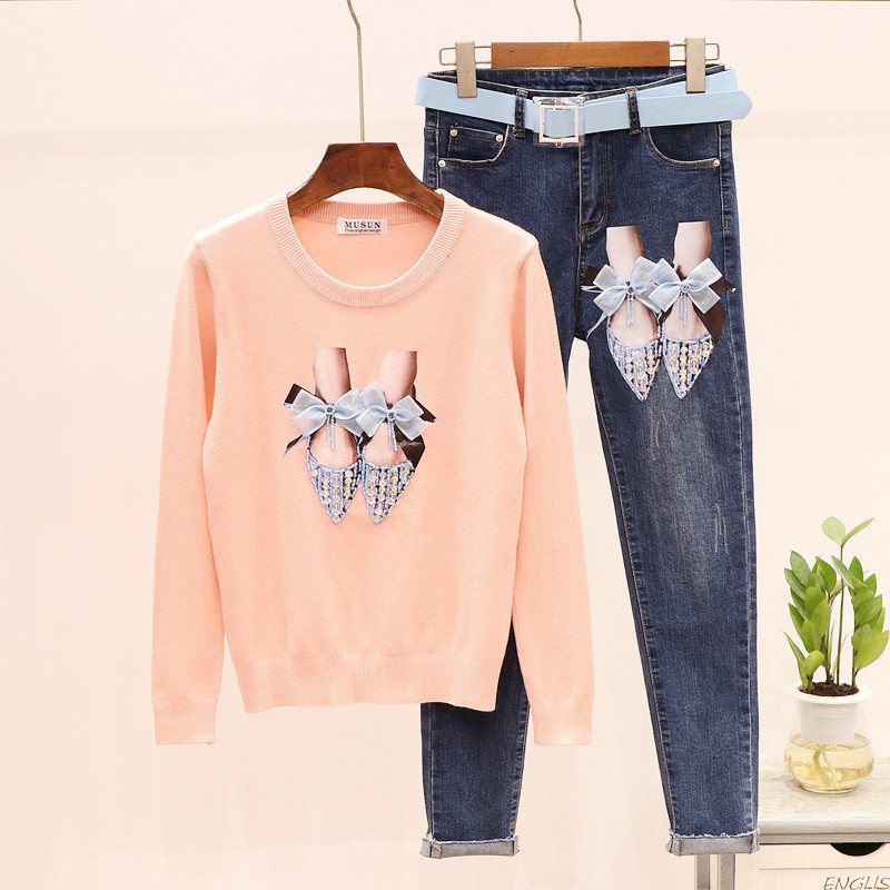 Női alkalmi szett, amely egy pulóvert és egy farmert tartalmaz három színben