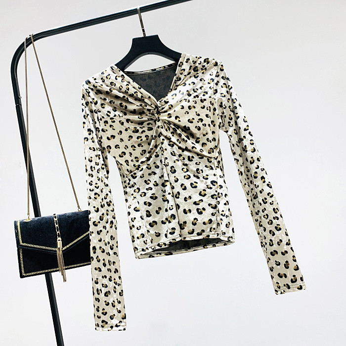 Modern női blúz spitz nyakkivágással és állatmintával három színben