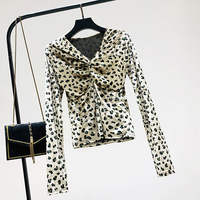 Modern női blúz spitz nyakkivágással és állatmintával három színben