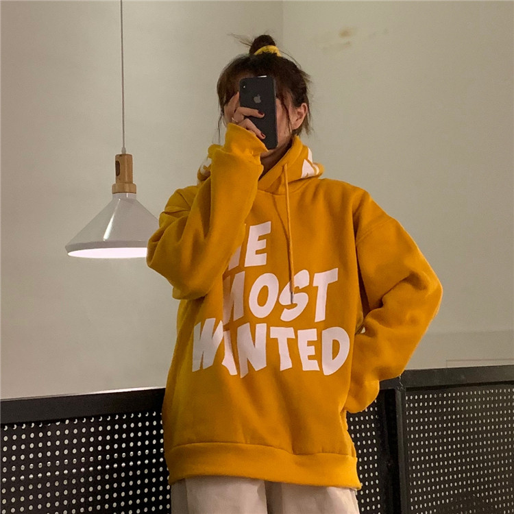 Hanorac de damă cu inscripții în negru și galben