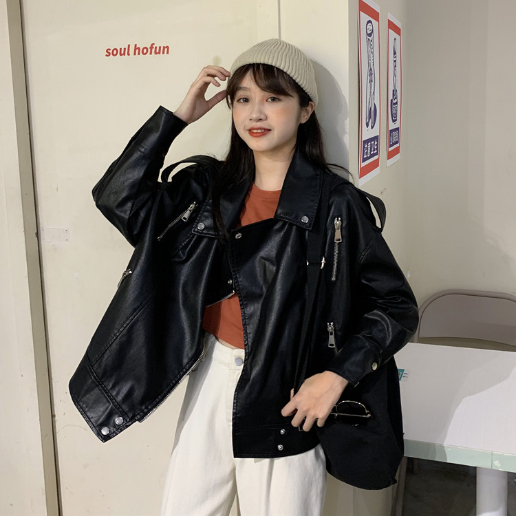 Ευρύ μοντέλο γυναικείου γυναικείο  μπουφάν οικολογικό δέρμα σε λευκό και μαύρο χρώμα