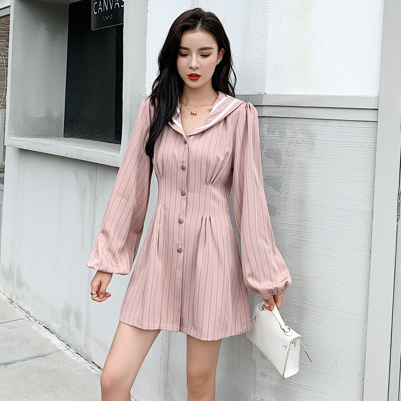 Model nou de rochie de dama in dungi cu nasturi in albastru si roz