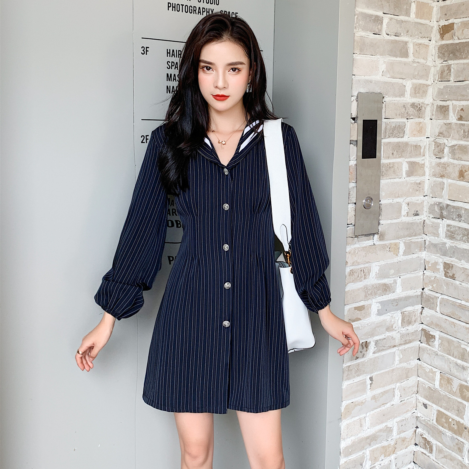 Model nou de rochie de dama in dungi cu nasturi in albastru si roz