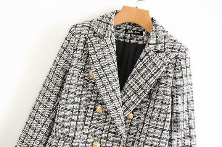 Rövid kockás kabát gombokkal és hosszú ujjú