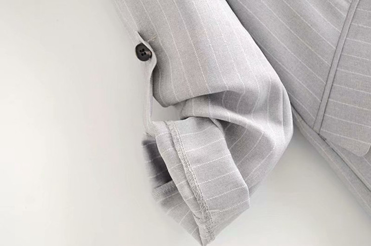 Női csíkos kabát szürke színben, rögzítés nélkül