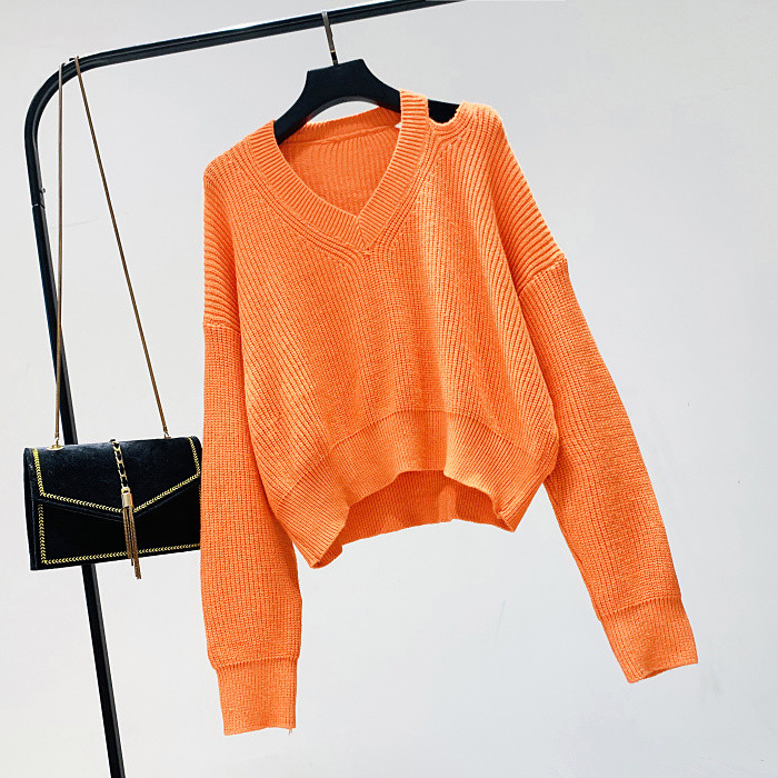 Új modell női pulóver spitz nyakkivágással és kivágásokkal több színben