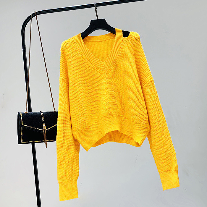 Új modell női pulóver spitz nyakkivágással és kivágásokkal több színben