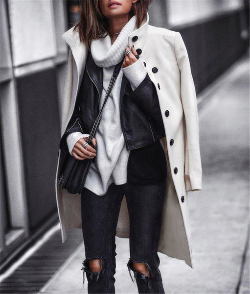 Κομψό γυναικείο παλτό με κουμπιά σε λευκό και μαύρο χρώμα