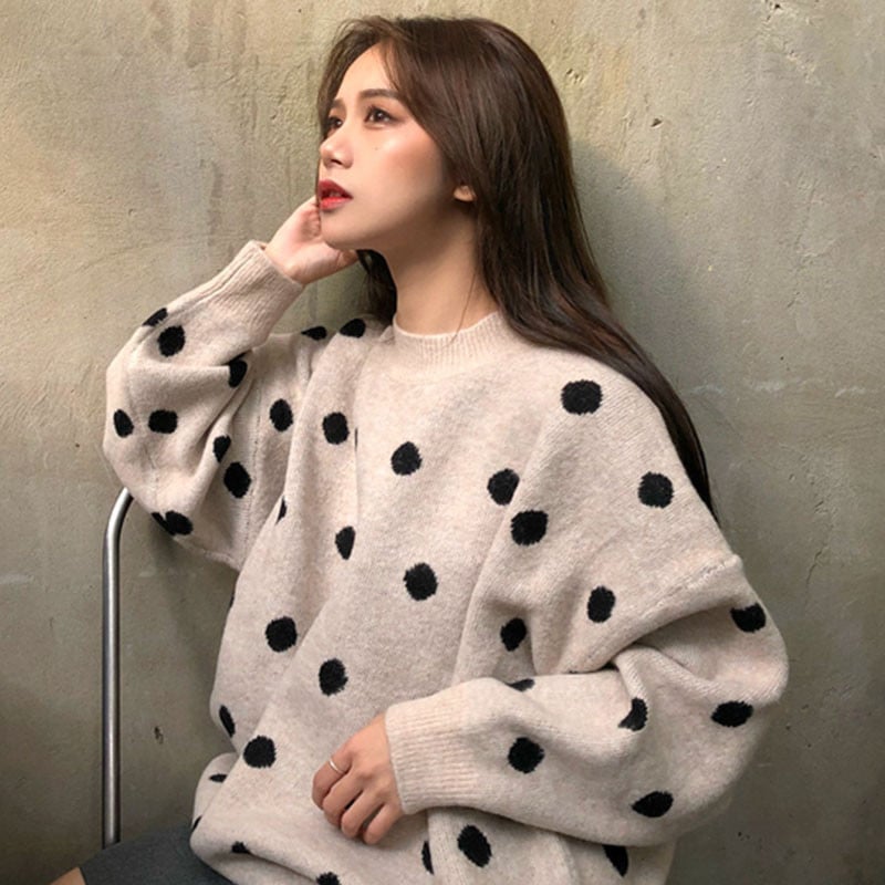 Модерен дамски пуловер на точки в два цвята