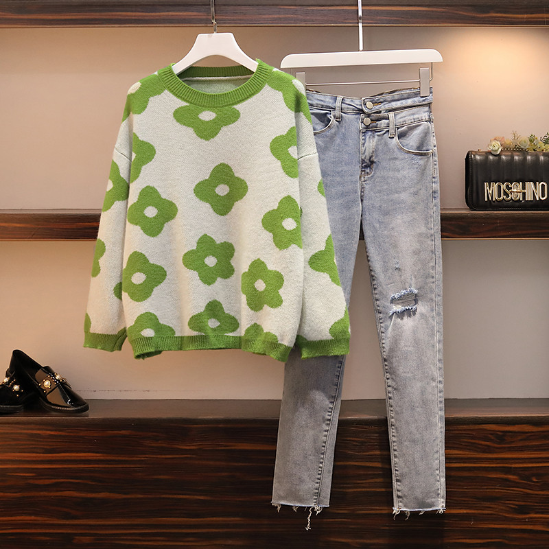 Alkalmi női szett kék és zöld pulóvert és farmert tartalmaz