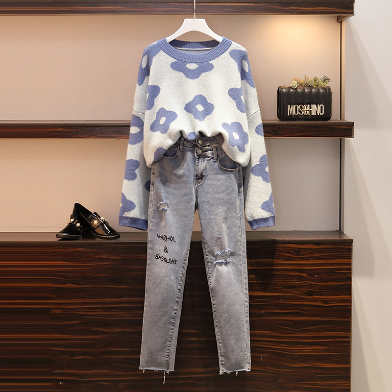 Alkalmi női szett kék és zöld pulóvert és farmert tartalmaz