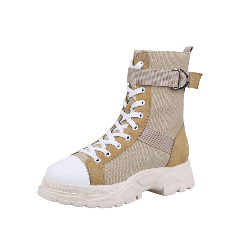 Μοντέρνες γυναικείες μπότες  για το φθινοπώρο με μια στιβαρή σόλα σε δύο χρώματα