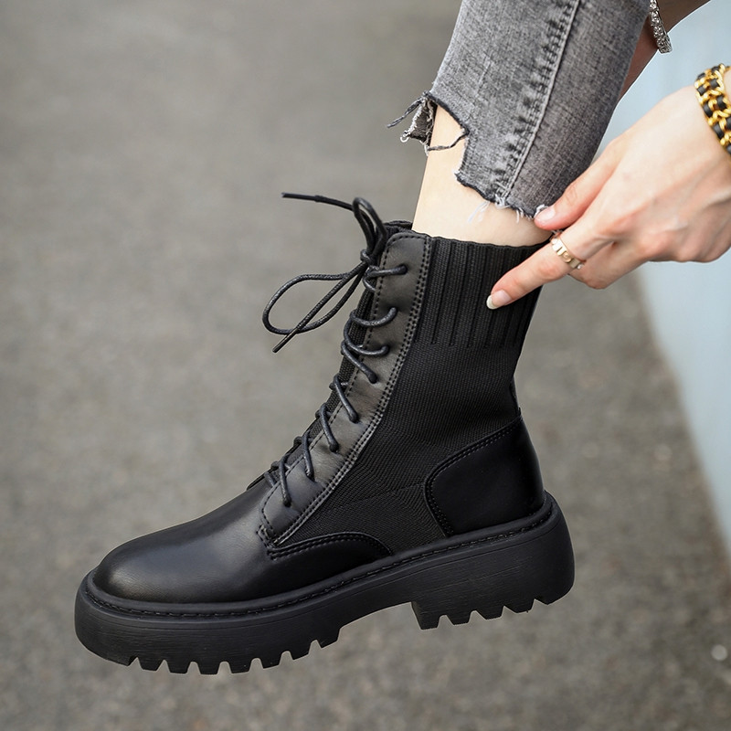 Γυναικείες μπότες φθινοπώρου-χειμώνα με σκληρή σόλα και κορδόνια σε μαύρο χρώμα