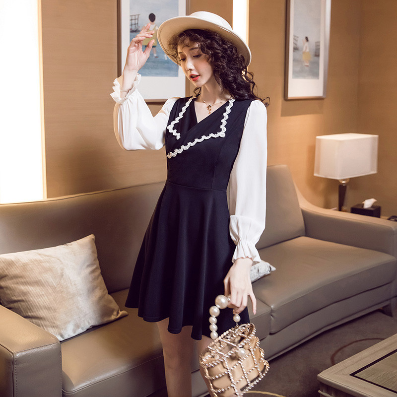 Rochie actuala de dama cu decolteu spitz - model croiat in culoarea neagra