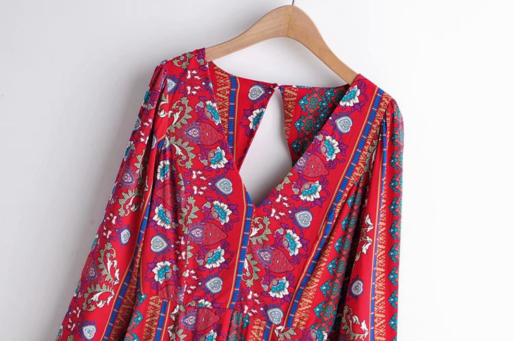 Női ruha spitz nyakkivágással, csupasz háttal, színes mintával