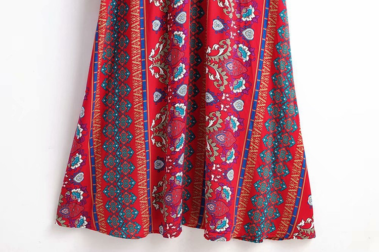 Női ruha spitz nyakkivágással, csupasz háttal, színes mintával