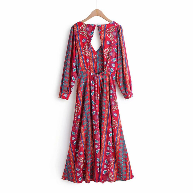 Női ruha spitz nyakkivágással, csupasz háttal, színes mintával