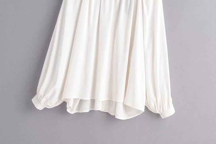 Bluza de dama model lat de culoare alba si nasturi la spate